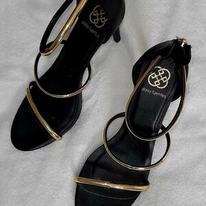 Daisy Fuentes Black & Gold Strappy Ring Heeled Sandals Size 11